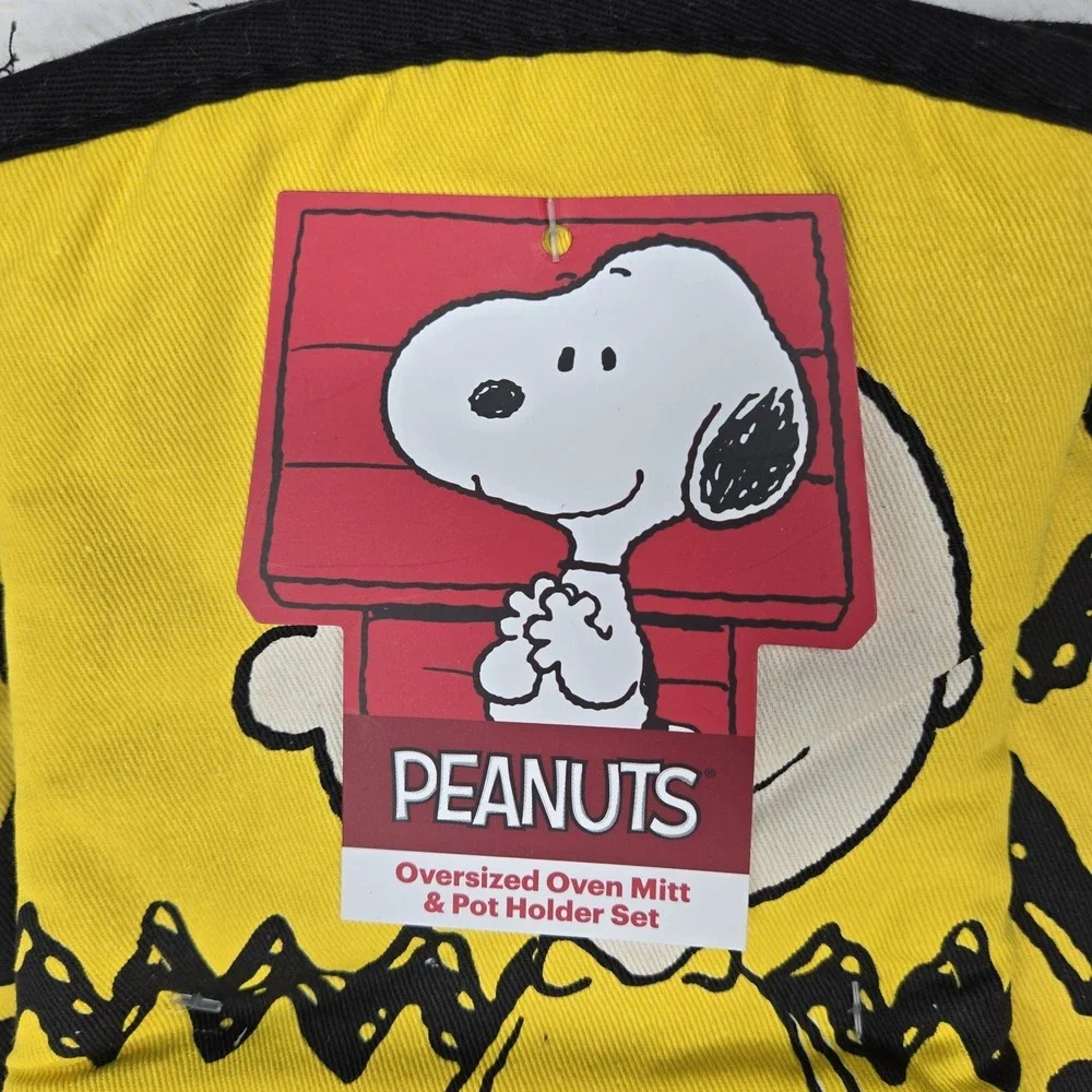 Charlie Brown/Peanuts Oversized Oven Mitt & Pot Holder Set,‎ 2021 (New) - Picture 2 of 4